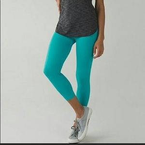 Lululemon Zone in Crop Forage Teal - size 4
